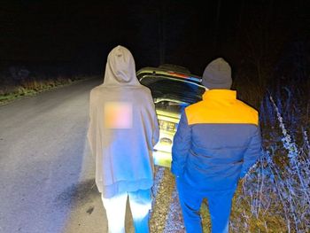 Świętoszyn: 15-latek zabrał auto bez wiedzy rodziców. Chciał pojeździć z kolegą, rozbili wóz w rowie