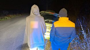 Świętoszyn: 15-latek zabrał auto bez wiedzy rodziców. Chciał pojeździć z kolegą, rozbili wóz w rowie