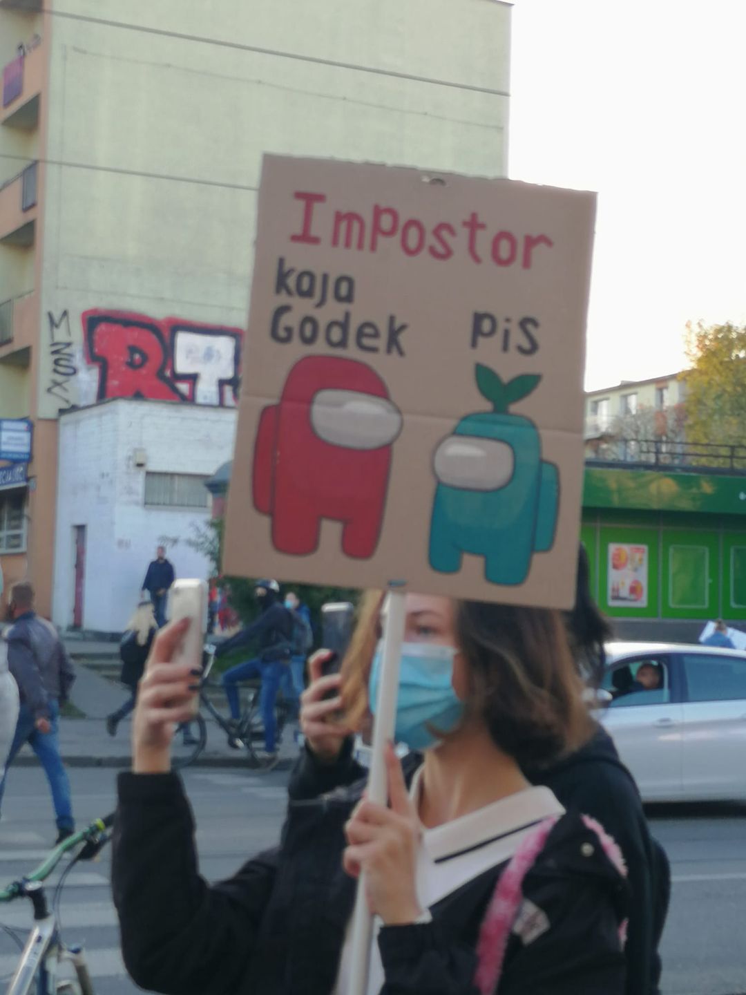 Transparent związany z hitową grą "Among Us"