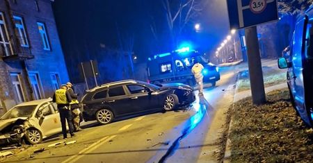 Rozbił trzy auta na ul. Pawiej i uciekł! Finał poszukiwań w… szpitalu. W chwili zatrzymania był nietrzeźwy