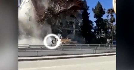 Przerażający moment w Turcji. Operator koparki rzucił się do ucieczki