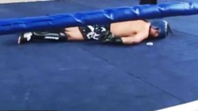 Tragedia w ringu. Jeden kopniak w głowę, zawodnik nie żyje (WIDEO)