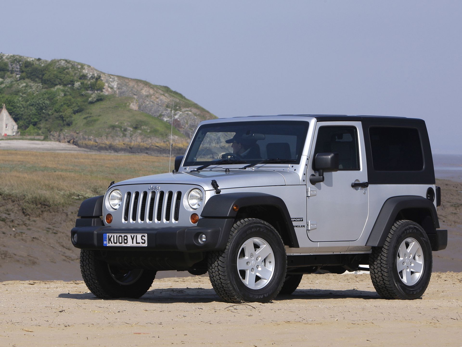 Jeep Wrangler JK - bardziej plastikowy, bardziej cyfrowy, ale też bardziej terenowy i bezpieczniejszy. A także po raz pierwszy z silnikiem Diesla.