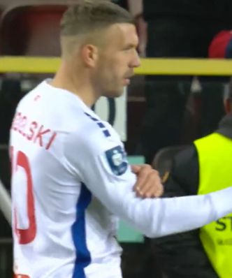 Podolski tłumaczy się ze swojego gestu. "Ja nie uciekłbym schować się do mamy"