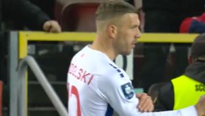 Podolski tłumaczy się ze swojego gestu. "Ja nie uciekłbym schować się do mamy"