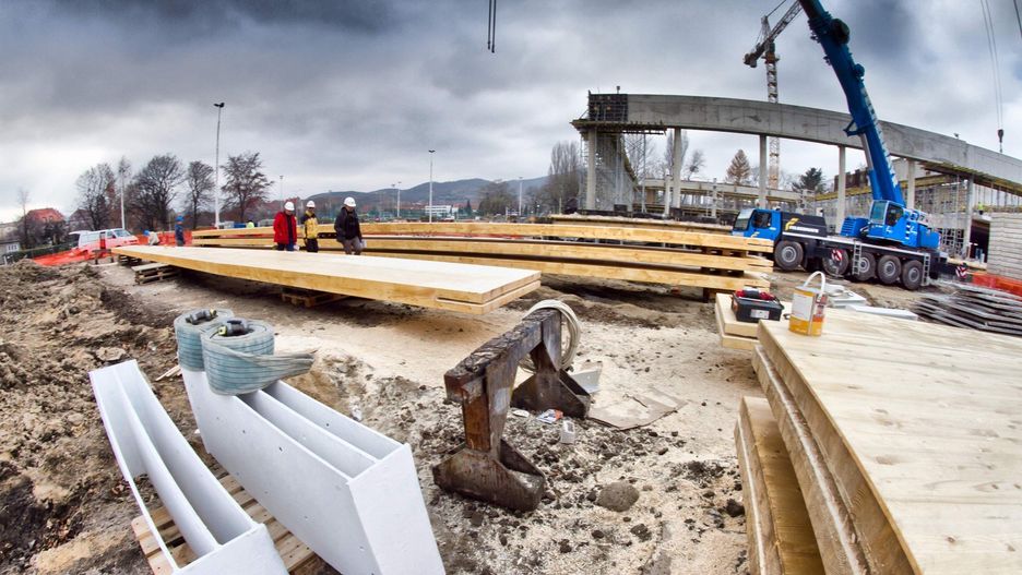 Prawie 5 proc. firm budowlanych ma problemy z płynnością, a długi w robót specjalistycznych urosły w rok o 328 mln zł, zbliżając się do 2 mld zł.