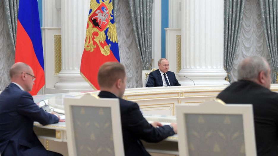 Russian President Vladimir Putin (C) attends a meeting with leaders of the Russian State Duma, the lower house of parliament, and heads of parliamentary factions at the Kremlin in Moscow, Russia, 07 July 2022. EPA/ALEXEI NIKOLSKY/SPUTNIK/KREMLIN POOL MANDATORY CREDIT Dostawca: PAP/EPA.