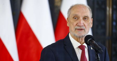 Pętla informacji zaciska się wokół Macierewicza? "O tym się mówi"