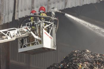 Pożar na wysypisku odpadów budowlanych w Świętochłowicach