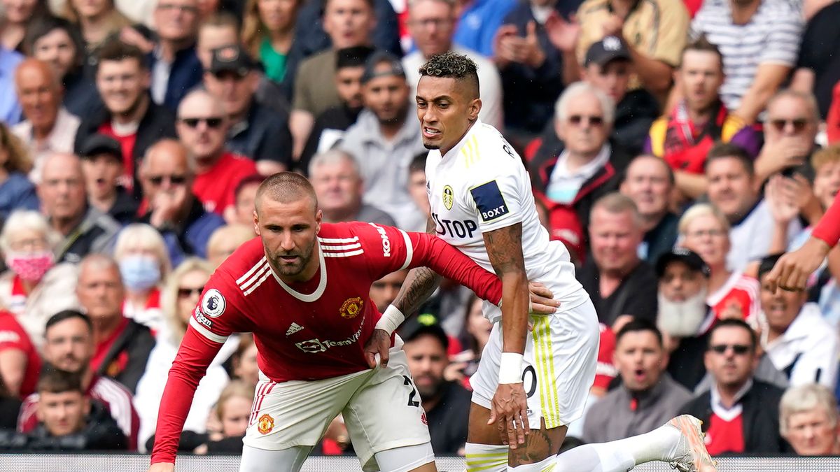 PAP/EPA / Andrew Yates  / Na zdjęciu: Luke Shaw i Raphina