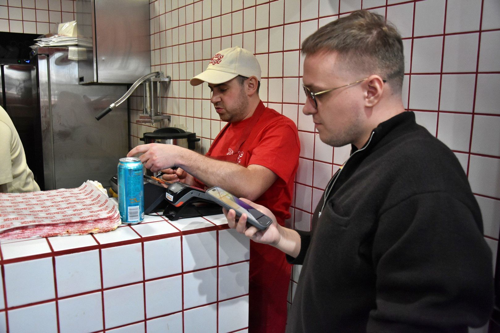 &#34;Pysznie, jak w Berlinie&#34; – mówili nam klienci w marcu. Choć chwalili lokal za ceny, to swoje w kolejce trzeba było odstać.
