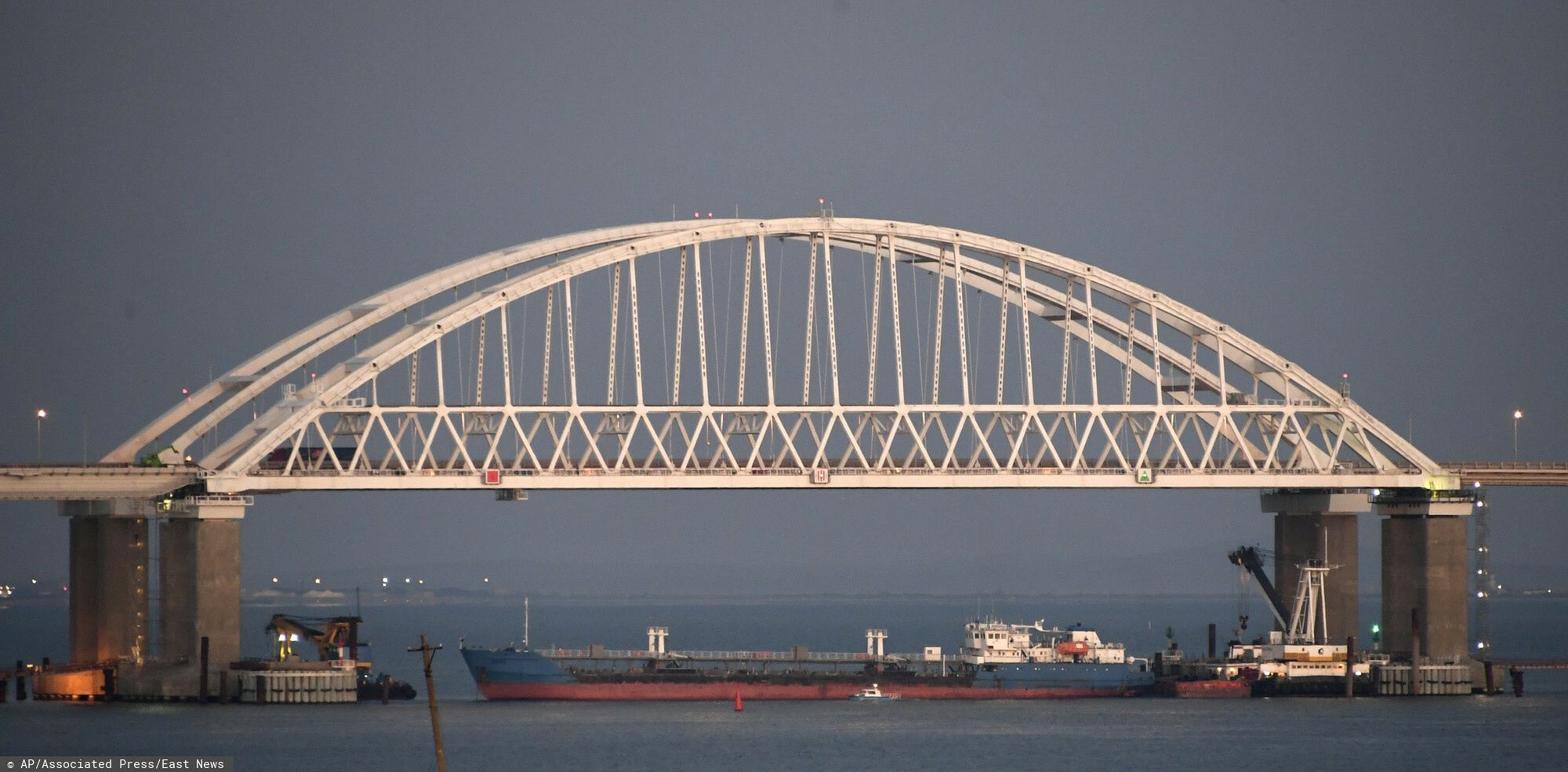 Starcie w Cie?ninie Kercze?skiejA ship under the the Kerch bridge blocks the passage to the Kerch Strait near Kerch, Crimea, Sunday, Nov. 25, 2018. Russia and Ukraine traded accusations over an incident at sea Sunday near the disputed Crimean Peninsula, increasing tensions between both countries and prompting Moscow to block passage through the Kerch Strait. (AP Photo)AP