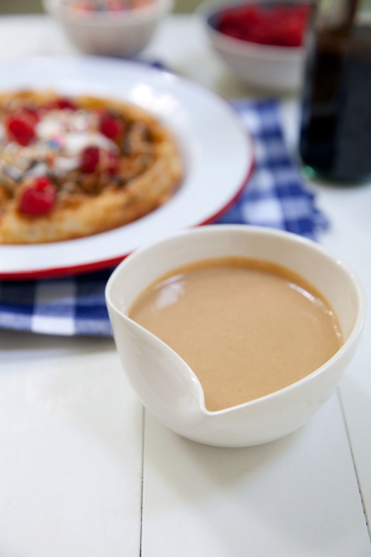 Sos z masła orzechowego, wody i sosu sojowego