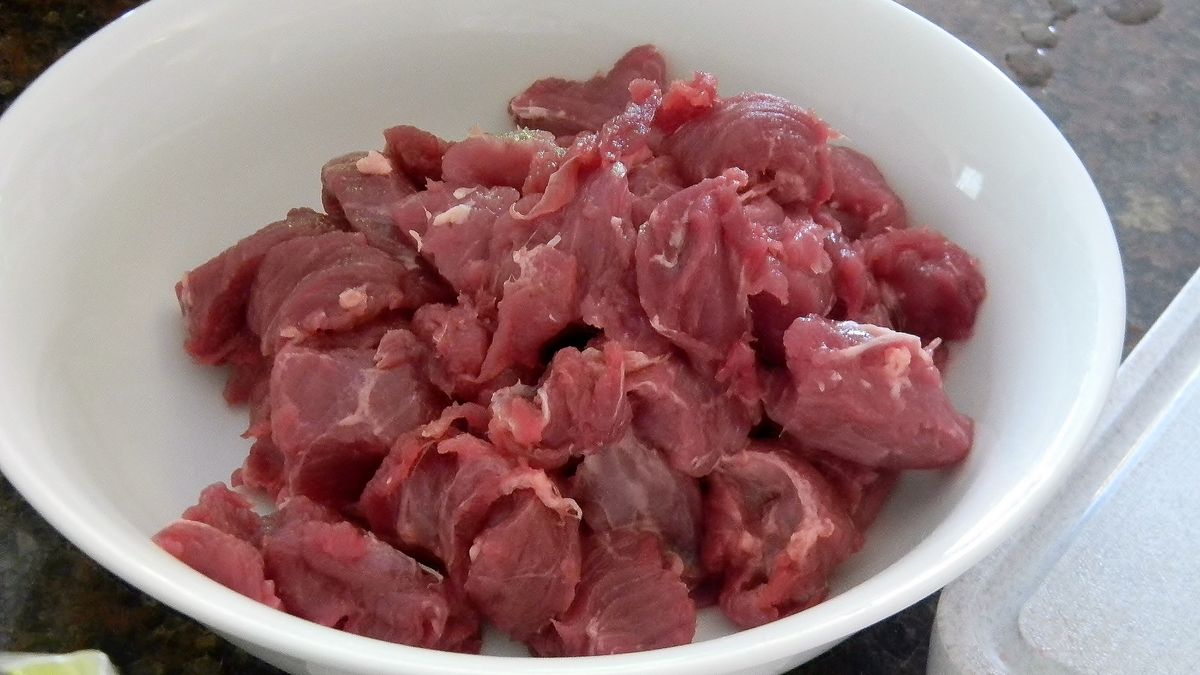 Surowa jagnięcina pokrojona w kostkę lub na kebab (samo mięso z udźca i łopatki)