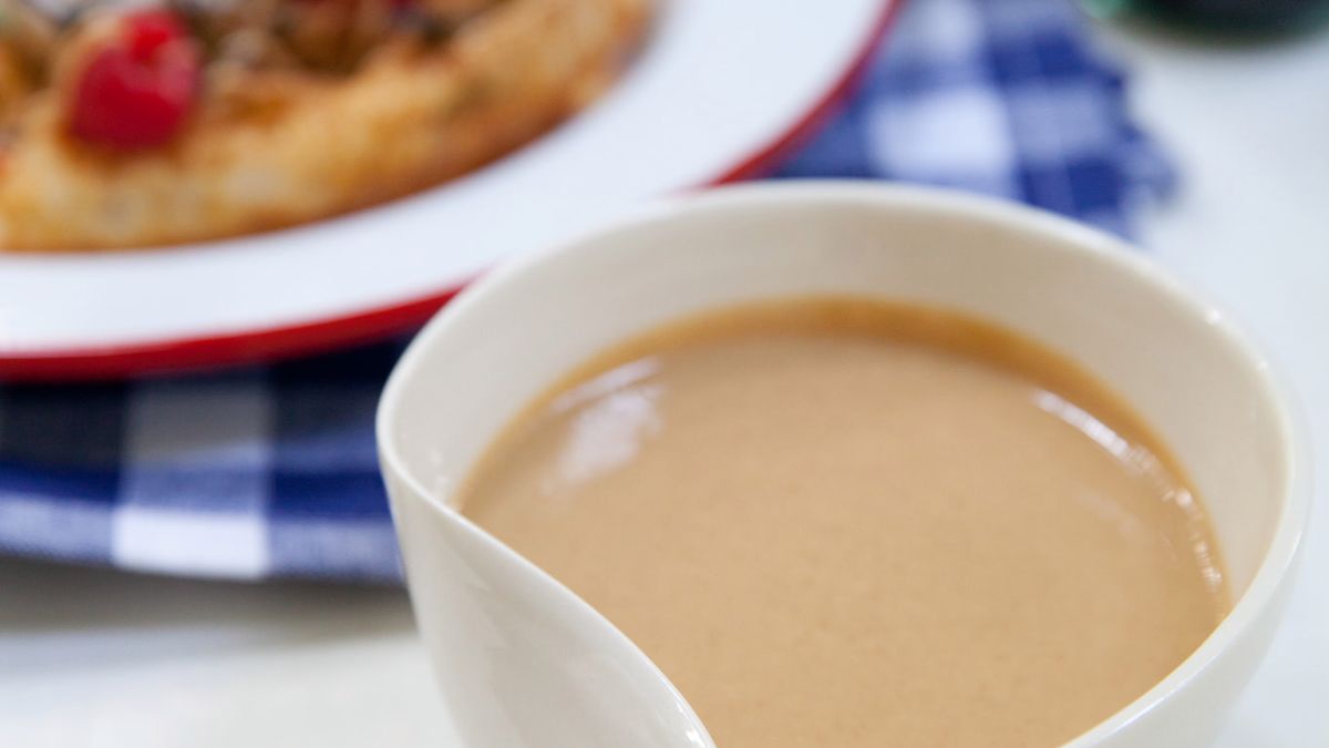 Sos z masła orzechowego, wody i sosu sojowego