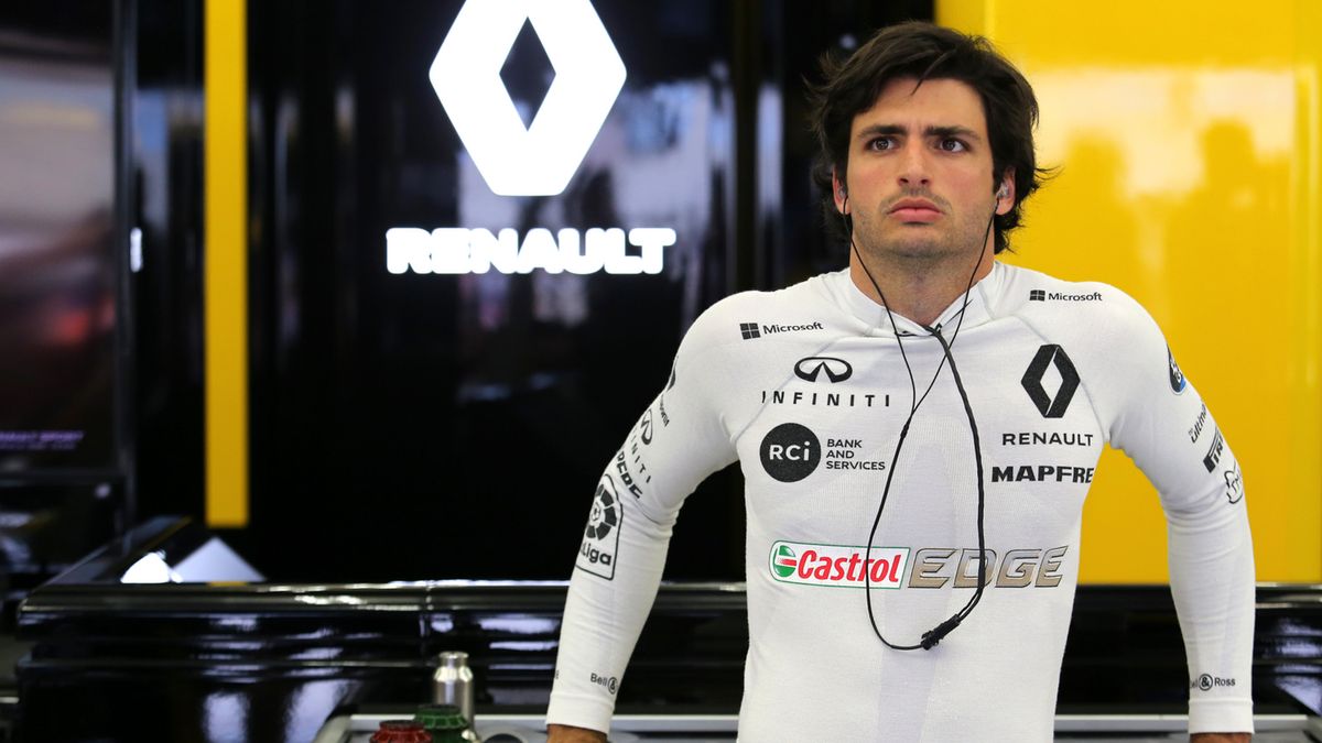 Carlos Sainz w garażu Renault