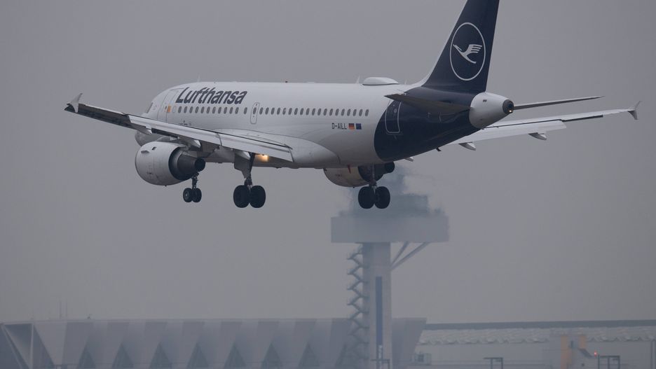 Lufthansa to suspend flights to Ukraine
FILED - 12 January 2022, Hessen, Frankfurt_Main: A Lufthansa passenger plane lands amid dense fog at Frankfurt Airport. Lufthansa is to suspend its flights to Ukraine from Monday. Photo: Boris Roessler/dpa 
Dostawca: PAP/DPA.
Boris Roessler
---