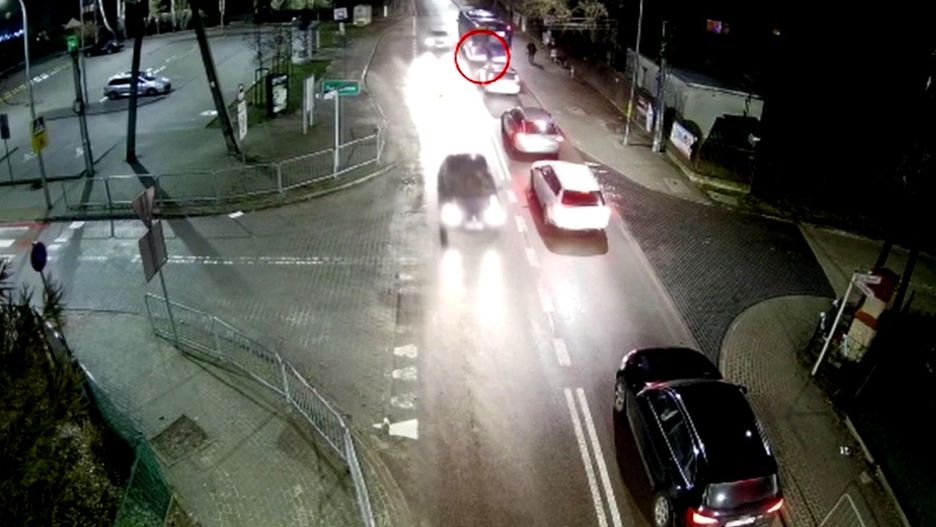 15-letni chłopiec wybiegł zza autobusu prosto pod samochód