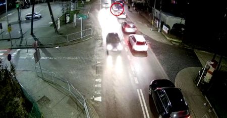 Wybiegł zza autobusu wprost pod auto. Policja pokazała nagranie