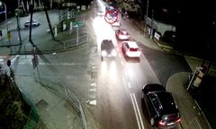 Wybiegł zza autobusu wprost pod auto. Policja pokazała nagranie