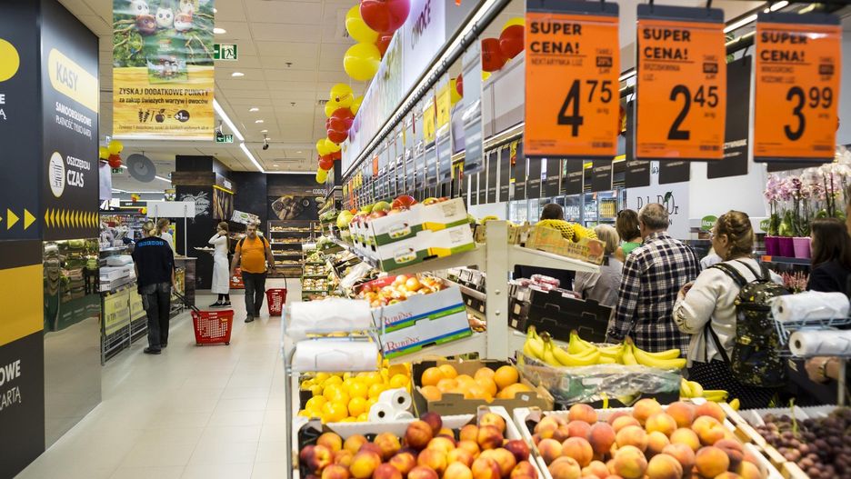 Poza dyskontami, młodzi Polacy najczęściej kierują się do supermarketów i hipermarketów.