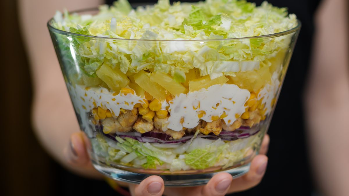 Sałatka warstwowa z indykiem sprawdzi się na rodzinne przyjęcie