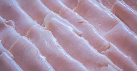 Uszkadzają DNA, mogą powodować raka. Tych produktów lepiej unikaj
