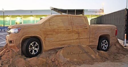 Pickup z 34 ton piasku [wideo]