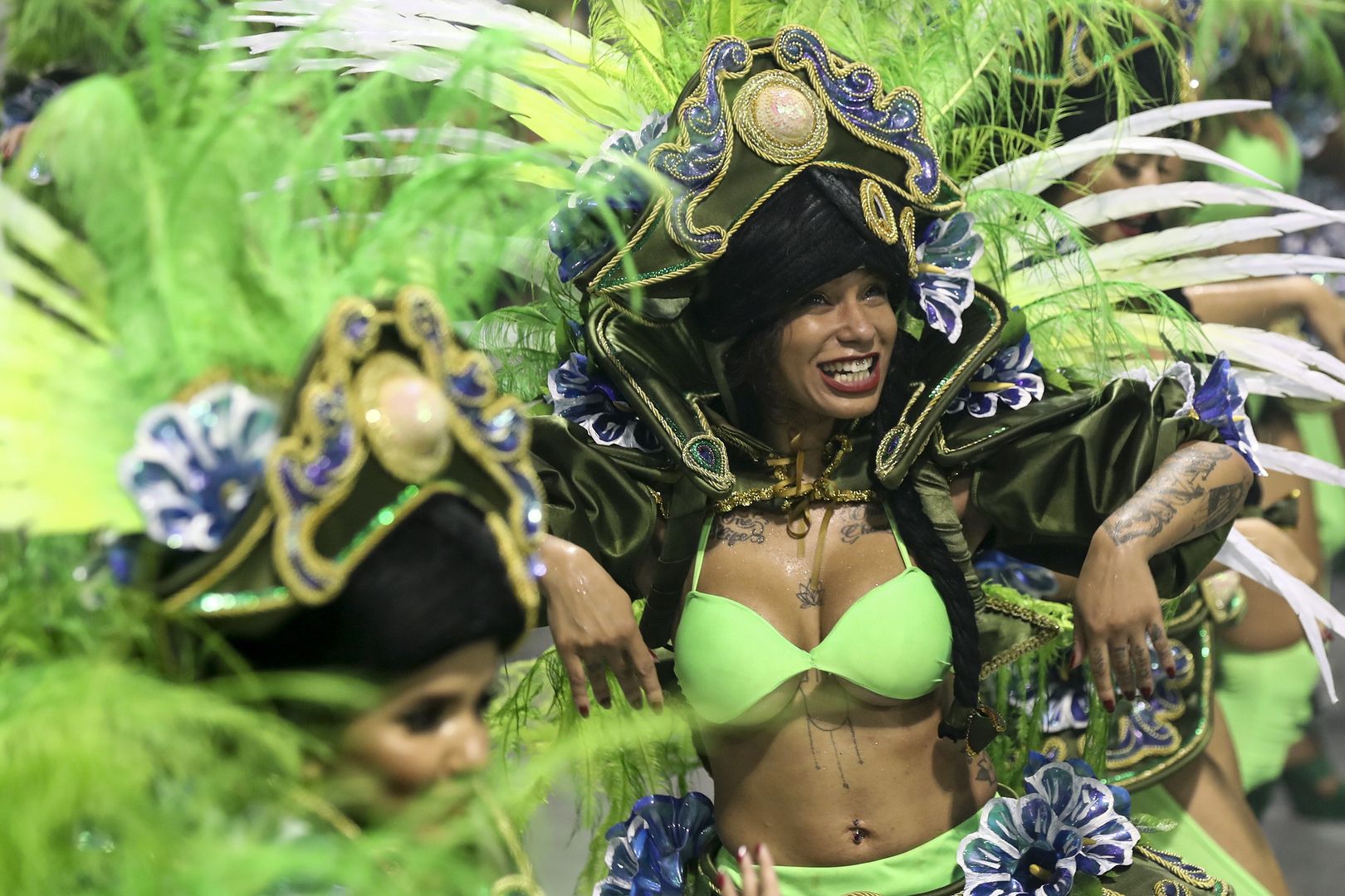 Members of the samba school of the Green Mancha Special Group parade during the second day of the carnival celebration, at the AnhembĂ sambadrome in Sao Paulo, Brazil, 18 February 2023. EPA/Sebastiao Moreira Dostawca: PAP/EPA.