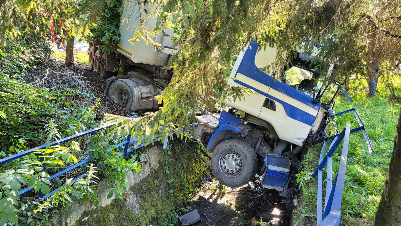 Auto ciężarowe wypadło z drogi i zawisło na przepływającym wzdłuż trasy potokiem. Fot: