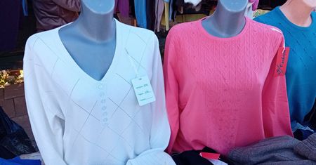 Moda na kieleckich bazarach. Ogromny wybór jesiennych swetrów