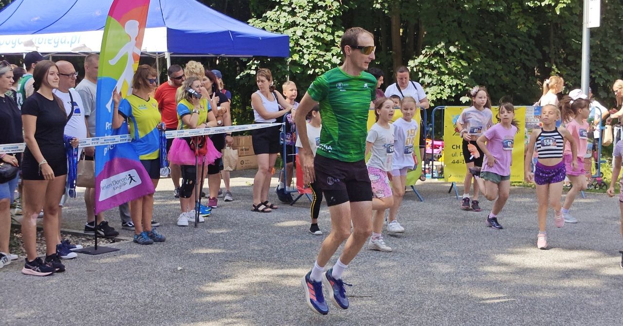 V Dziecięcy Festiwal Biegowy w Dąbrowie Górniczej! Sportowe emocje i rywalizacja wśród najmłodszych. Zobacz relację zdjęciową z wydarzenia