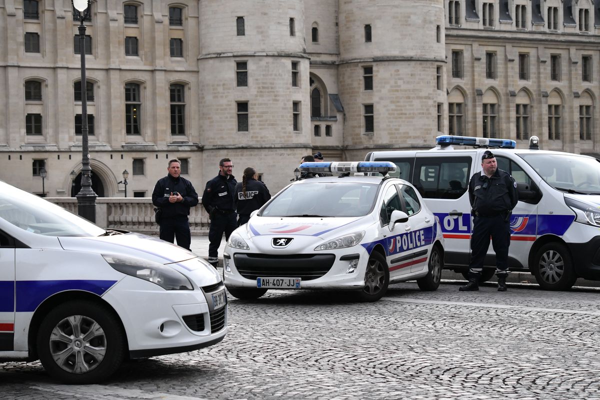 We Francji nożownik brutalnie zaatakował policjantkę