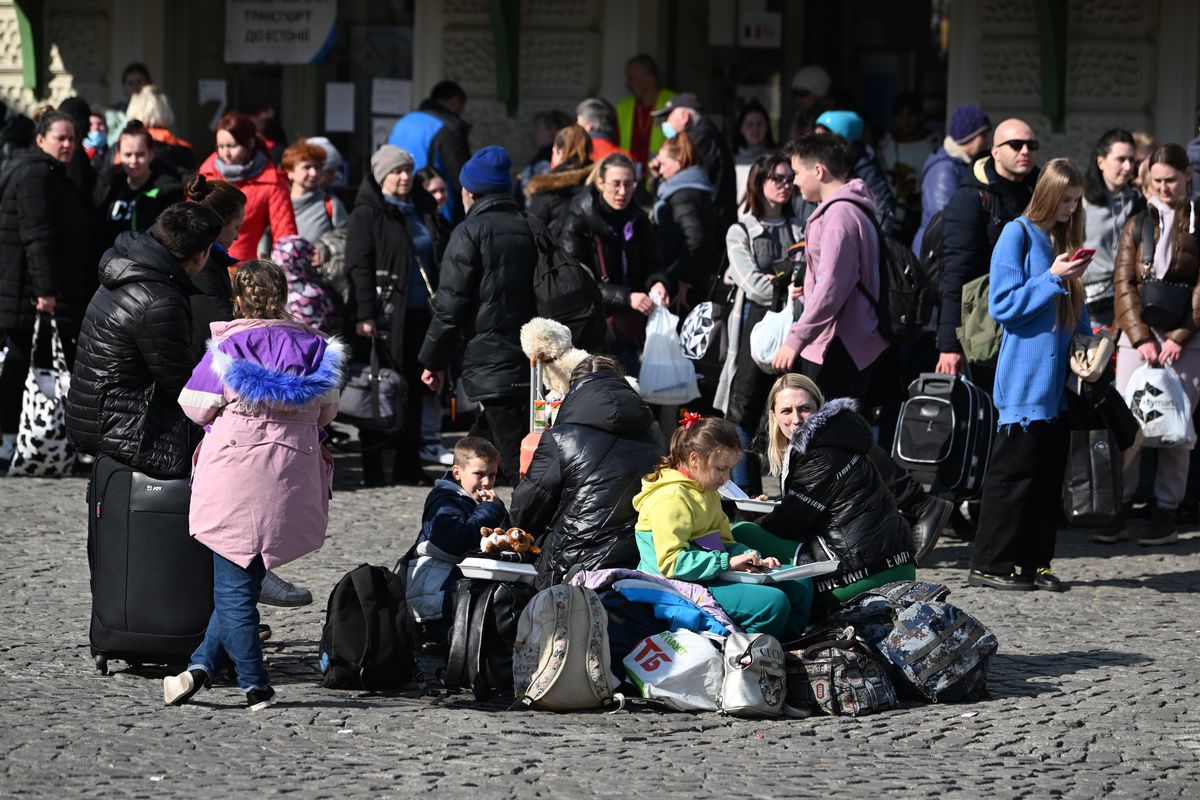 Uchodźcy z Ukrainy na dworcu kolejowym w Przemyślu we wtorek 15 marca 2022 r. 