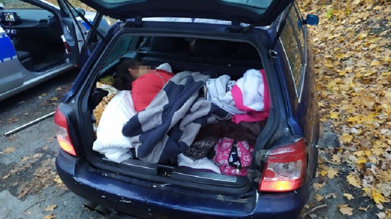 Jedna z siedmiu osób podróżujących Passatem jechała w bagażniku.