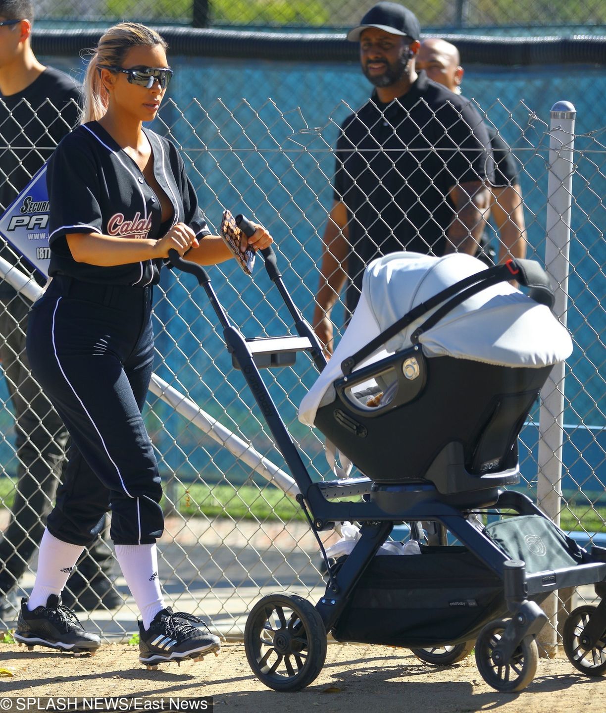 Kim Kardashian w sportowych butach z korkami