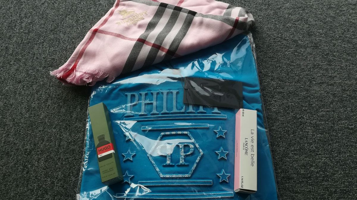 Perfumy, t-shirt i szalik kosztowały w sumie 100 zł. Za żaden z kupionych przedmiotów nie dostaliśmy paragonu