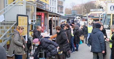Od kilku dni pomagają na dworcu PKS uchodźcom z Ukrainy. Pracownik wojewody: „Jesteście tu niepotrzebni”