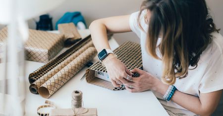 Jak efektownie zawijać prezenty świąteczne w papier?
