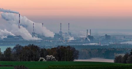 Polski przemysł pod presją dekarbonizacji. "To ostatni moment na decyzje"