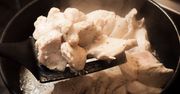 Podczas smażenia kurczaka pojawia się biała piana. Niewielu wie, co jest powodem