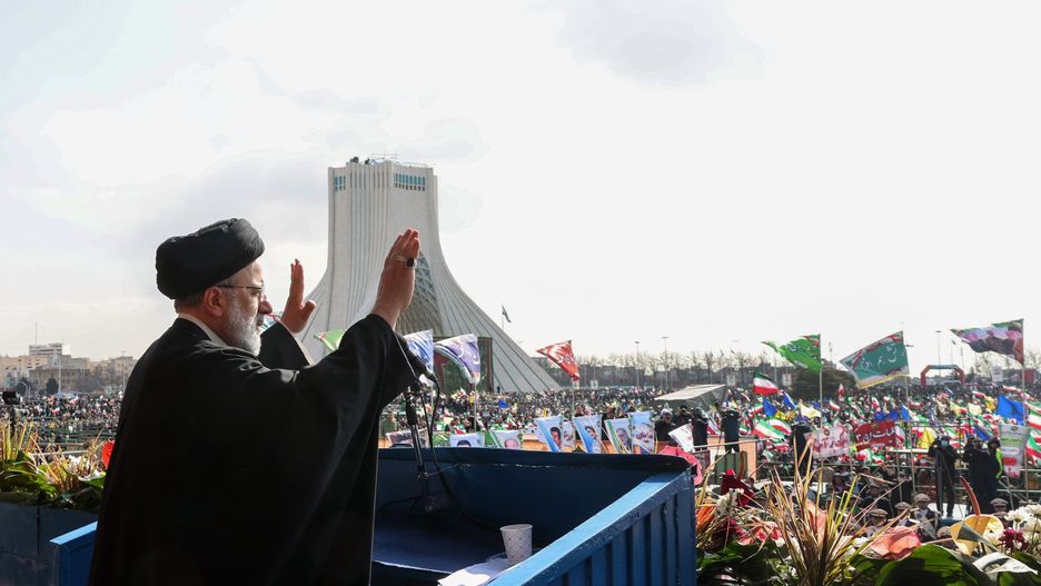 A handout picture made available by the Iranian presidential office shows Iranian president Ebrahim Raisi greets the crowd during the 44th anniversary of the 1979 Islamic Revolution, at the Azadi (Freedom) square in Tehran, Iran, 11 February 2023. The event marks the 44th anniversary of the Islamic revolution, which came ten days after Ayatollah Ruhollah Khomeini's returned from his exile in Paris to Iran, toppling the monarchy system and forming the Islamic Republic. EPA/Iranian presidential office HO HANDOUT EDITORIAL USE ONLY/NO SALES Dostawca: PAP/EPA.