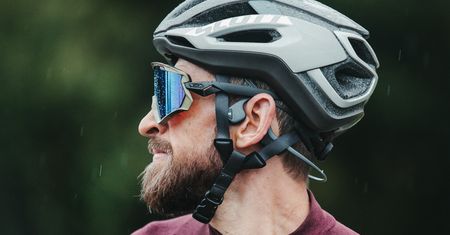 Okulary sportowe to nie tylko modny gadżet. Jak wybrać odpowiednie?