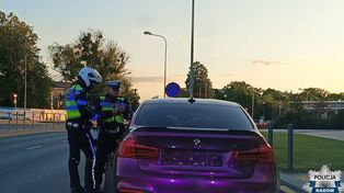 27-latek driftował BMW na ulicy. Jego popisy przerwali policjanci, którzy zatrzymali mu prawko