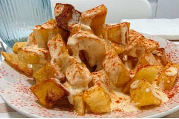 Do obiadu robi ziemniaczki po hiszpańsku. Znikają szybciej niż nudne puree