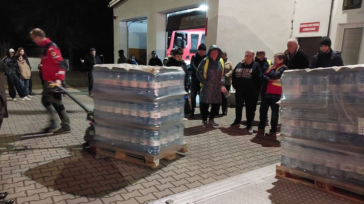 Wolontariusze Lubelskiej Grupy Pomocy Humanitarnej PCK dostarczyli wodę mieszkańcom Sobieszczan
