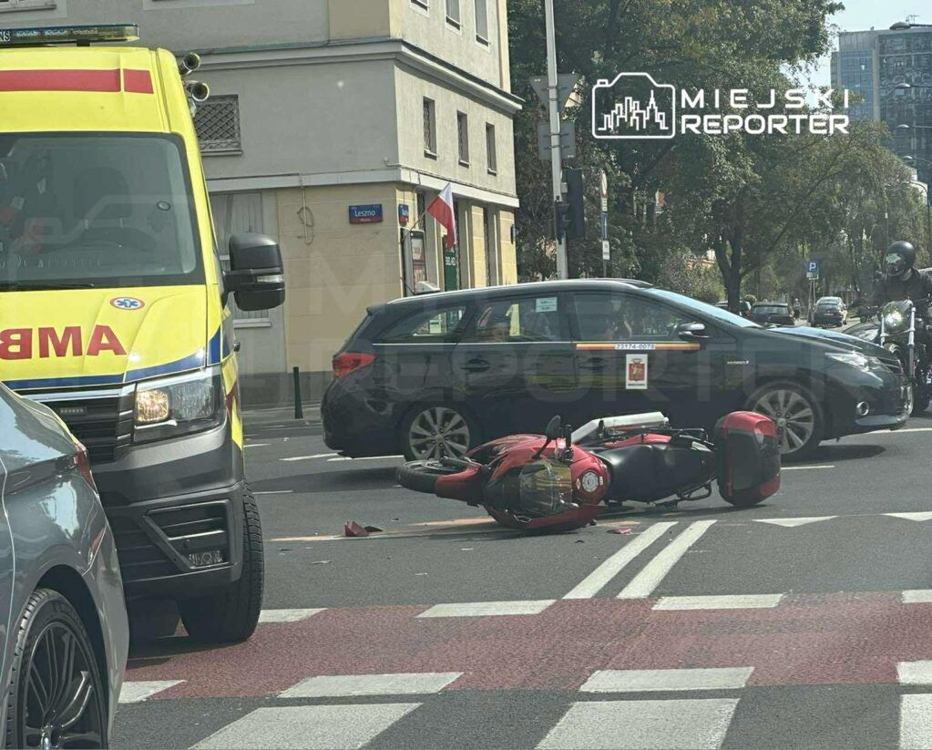 Warszawa: Zderzenie auta z motocyklem na Woli. Motocyklista w szpitalu