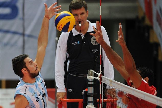 Sędziowie w starciu Argentyny z Egiptem nie mieli swojego najlepszego dnia. Ich decyzje często były sprawdzane przez szkoleniowców (fot. FIVB)