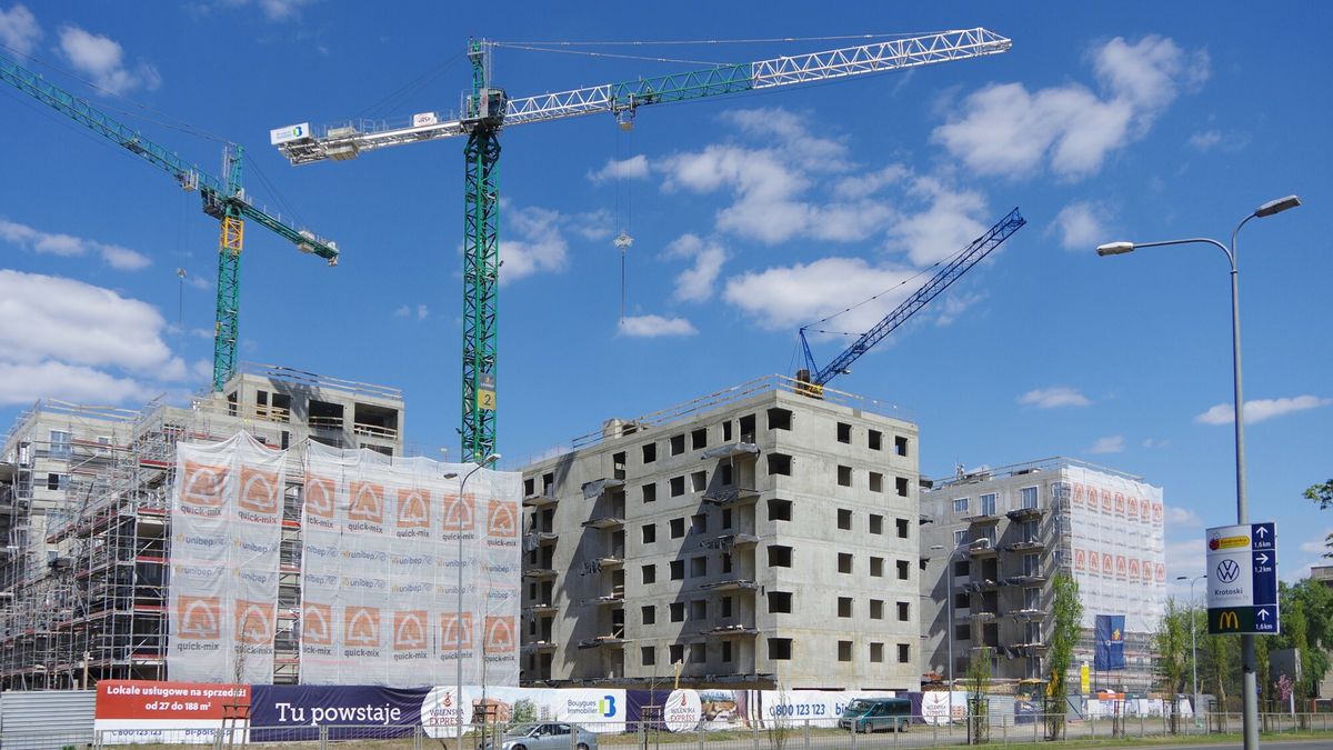 Warszawa Marek BazakPHOTO: ZOFIA I MAREK BAZAK / EAST NEWS   Warszawa,  Nowa Praga, Aleja Solidarnosci   N/Z budowa nowego osiedla mieszkaniowego "Wilenska Express" w poblizu nieistniejacego juz Dworca Petersburskiego i zburzonej XIX-wiecznej parowozowni. Kompleks trzech budynkow, w tym 3 - poziomowe apartamenty, na parterach lokale uslugowe i podziemne garaze,  deweloper - Bouygues Immobilier Polska Sp. z o.oZOFIA BAZAK