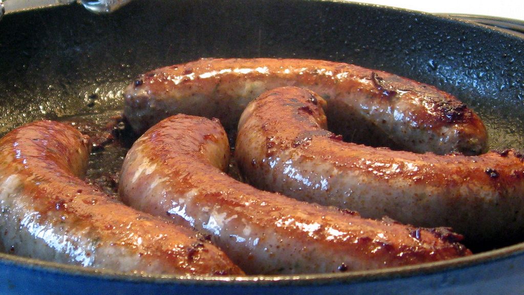 Kiełbasa wieprzowa smażona na patelni